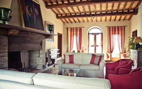 Villa Selvamica: Møbel, Indretning, Gulvbelægning, Træ, Couch, Etage, Stue, Værelse, Hjem, Loft