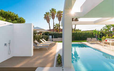 Villa Zora: Udvej, Hjem, Etage, Svømmepøl, Eco Hotel, Lejlighed, Skygge, Estate, Villa, Udendørs Møbler