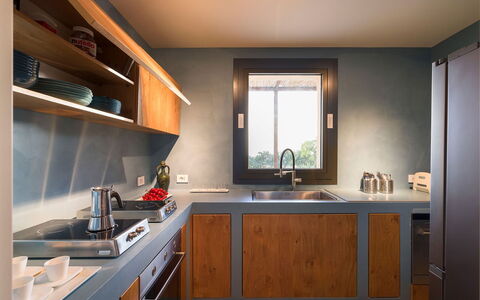 Villa Miriam: Køkken, Countertop, Møbel, Indretning, Træ, Cabinetry, Køkken Apparat, Gulvbelægning, Belysning, Hjem
