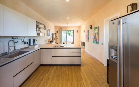 Villa Paprika: Køkken, Countertop, Køkken Apparat, Møbel, Indretning, Gulvbelægning, Større Bandage, Cabinetry, Etage, Træ