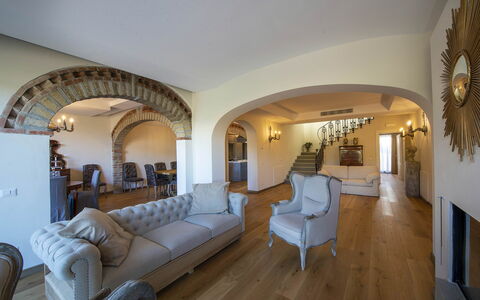 Villa Serena: Møbel, Indretning, Gulvbelægning, Couch, Træ, Etage, Loft, Værelse, Belysning, Stue