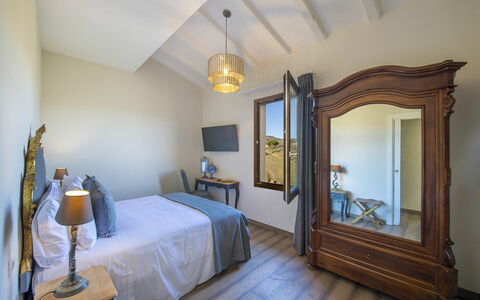 Villa Serena: Træ, Møbel, Indretning, Soveværelse, Belysning, Hjem, Etage, Værelse, Seng, Lejlighed