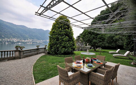 Letizia: Have, Stol, Udvej, Landscaping, Eco Hotel, Bjergkæde, Estate, Skygge, Gård, Lawn