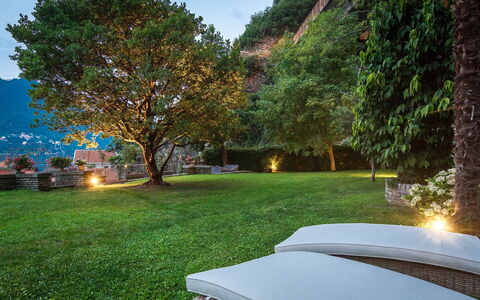 Letizia: Landskab, Have, Bjergkæde, Udendørs Møbler, Hill Station, Sollys, Lawn, Landscaping, Skygge, Eco Hotel