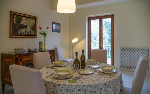 Villa Ava: Møbel, Indretning, Bord, Spisestue, Træ, Gulvbelægning, Stol, Værelse, Køkken & Spisebord, Textile