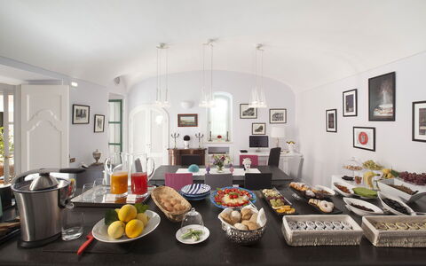 Villa Chiara: Indretning, Møbel, Loft, Belysning, Bord, Værelse, Lysarmatur, Mad, Serveware, Stol