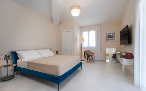 Villa Agorà: Møbel, Indretning, Seng, Gulvbelægning, Soveværelse, Etage, Textile, Værelse, Loft, Sengetøj