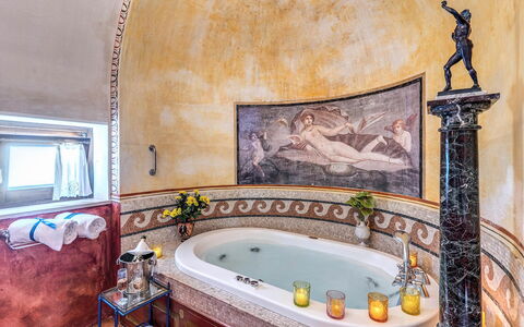 Villa Madonna di Costantinopoli: Indretning, Sanitærarmatur, Gulvbelægning, Etage, Badekar, Belysning, Møbel, Tap, Badeværelse, Loft