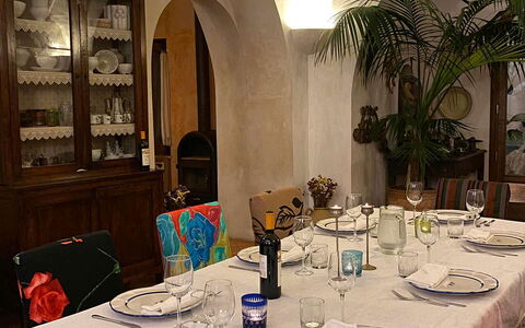 Villa Madonna di Costantinopoli: Dug, Bord, Møbel, Bordservice, Sengetøj, Tallerkner, Serveware, Mad, Plade, Drinkware