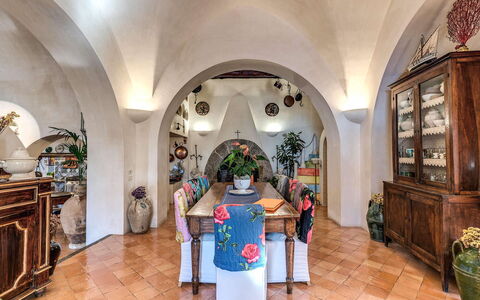 Villa Madonna di Costantinopoli: Indretning, Gulvbelægning, Spisestue, Blomsterkrukke, Stueplante, Stol, Køkken & Spisebord, Vault, Flise, Floral Design