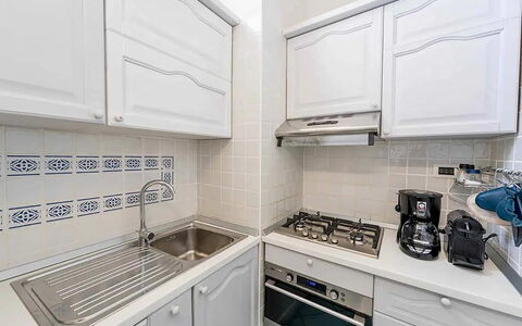 Casa Oscar: Køkken, Køkken Apparat, Større Bandage, Countertop, Komfur, Cabinetry, Gulvbelægning, Husholdningsapparat, Komfur, Indretning