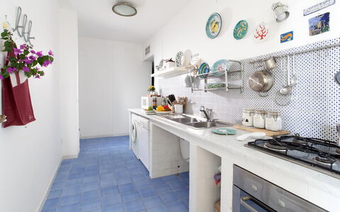 Sea Scent: Køkken, Indretning, Gulvbelægning, Countertop, Etage, Køkken Apparat, Større Bandage, Møbel, Værelse, Komfur