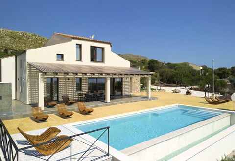 Villa Priscilla: Svømmepøl, Udvej, Boligområde, Hjem, Estate, Tag, Kompositmateriale, Udendørs Møbler, Dør, Stuehus