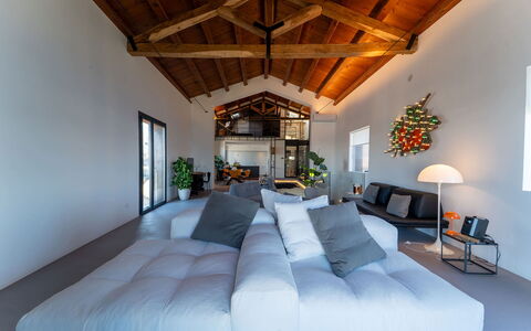 Iris House: Indretning, Møbel, Gulvbelægning, Loft, Etage, Arkitektur, Hjem, Couch, Stue
