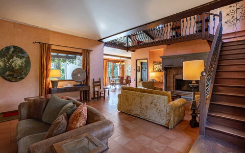 Villa Brin: Møbel, Gulvbelægning, Indretning, Etage, Træ, Loft, Couch, Stol, Stue, Hjem