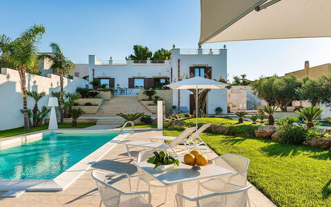 Villa la Pigna: Udvej, Svømmepøl, Blomsterkrukke, Estate, Have, Landscaping, Gårdsplads, Skygge, Eco Hotel, Villa