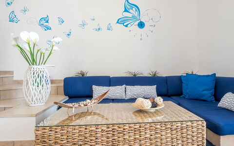 Villa Sea Breeze: Møbel, Blå, Indretning, Couch, Væg, Stue, Hjem, Textile, Throw Pillow, Værelse