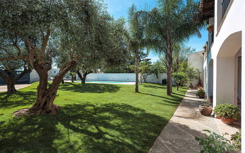Casa Tika: Have, Skygge, Lawn, Landscaping, Estate, Vedplante, Backyard, Gård, Hacienda, Gårdsplads