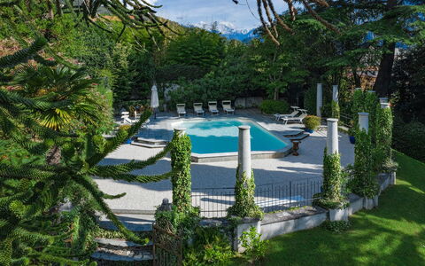Villa Camilla: Svømmepøl, Skygge, Have, Udendørs Møbler, Landscaping, Udvej, Evergreen, Eco Hotel, Paraply