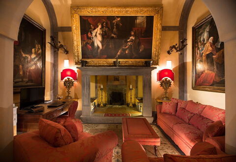 Palazzo Santa Croce: Møbel, Indretning, Gulvbelægning, Loft, Belysning, Etage, Billedramme, Lysarmatur, Værelse, Stue