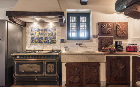 Villa del Colle: Køkken, Indretning, Komfur, Komfur, Cabinetry, Countertop, Gaskomfur, Bejdse, Lysarmatur, Køkken Apparat