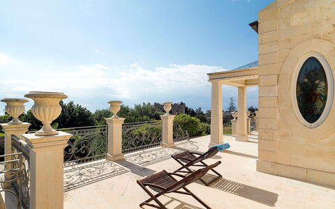 Villa Gemma: Kolonne, Arkitektur, Molding, Estate, Baluster, Mansion, Skygge, Altan, Design, Veranda