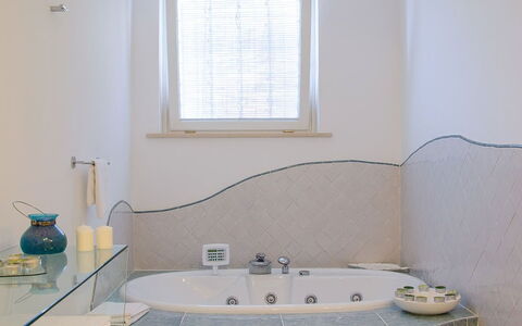 Villa Il Sogno di Praiano: Indretning, Loft, Gulvbelægning, Badekar, Sanitærarmatur, Etage, Belysning, Vvs, Hjem, Badeværelse