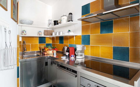 Villa Magnolia: Køkken, Countertop, Gul, Køkken Apparat, Gulvbelægning, Indretning, Etage, Køkkenvask, Større Bandage, Flise