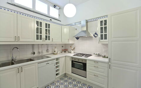 Villa Torre del Sole: Køkken, Countertop, Cabinetry, Køkken Apparat, Gulvbelægning, Større Bandage, Indretning, Etage, Komfur, Skab