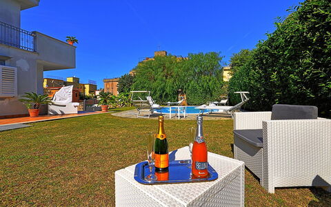 Villa Orlando: Lejlighed, Have, Landscaping, Gård, Udvej, Skygge, Lawn, Eco Hotel, Backyard