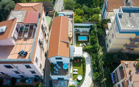 The Ivy Villa: Bygning, Boligområde, Hus, Hjem, Kvarter, Stad, Tag, Lejlighed, Urban Design, Menneskelig Bosættelse
