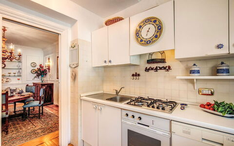 Villa Martina: Gulvbelægning, Køkken, Større Bandage, Indretning, Køkken Apparat, Countertop, Etage, Cabinetry, Værelse, Belysning