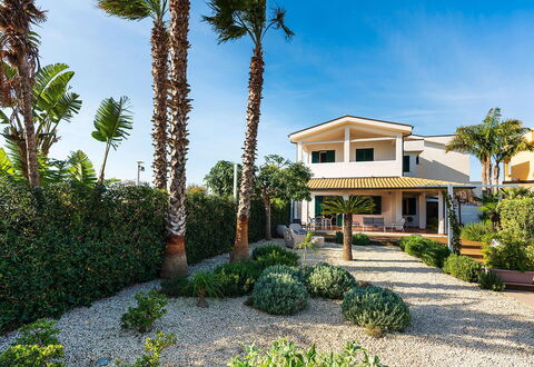 Stella Marina: Boligområde, Hus, Arkitektur, Hjem, Busk, Estate, Have, Landscaping, Indkørsel