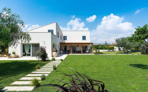 Villa Orangella: Hjem, Hus, Boligområde, Land Lot, Lawn, Estate, Skygge, Have, Gård