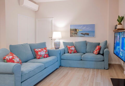 Apartment Bud: Møbel, Couch, Indretning, Gulvbelægning, Etage, Værelse, Stue, Lejlighed, Textile, Throw Pillow