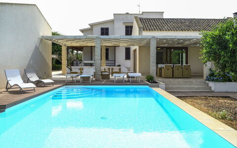 Villa Adriana: Svømmepøl, Udvej, Boligområde, Hjem, Kompositmateriale, Thermae, Eco Hotel, Estate, Skygge, Udendørs Møbler