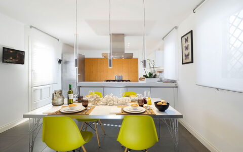 La Terrazza: Møbel, Indretning, Køkken, Stol, Gulvbelægning, Bord, Køkken & Spisebord, Loft, Lysarmatur, Countertop