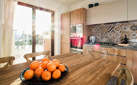 Villa Orietta: Møbel, Køkken, Countertop, Gulvbelægning, Indretning, Etage, Trægulve, Cabinetry, Køkken Apparat, Træ