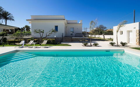 Villa Emma: Svømmepøl, Udvej, Kompositmateriale, Estate, Eco Hotel, Hacienda, Landscaping, Flise, Skygge, Villa
