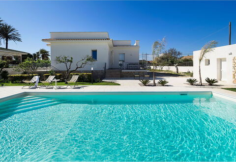 Villa Emma: Svømmepøl, Udvej, Kompositmateriale, Estate, Eco Hotel, Hacienda, Landscaping, Flise, Skygge, Villa