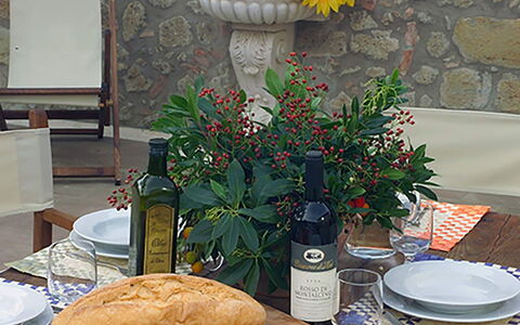 Villa Montichiello: Møbel, Bord, Bordservice, Dug, Frugt, Mad, Stol, Serveware, Udendørs Møbler, Udendørs Bord