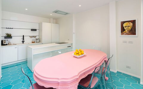 Casa Pink: Indretning, Gulvbelægning, Etage, Møbel, Loft, Belysning, Hjem, Værelse, Lyserød, Køkken