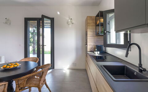 Villa Arcobaleno: Møbel, Indretning, Countertop, Gulvbelægning, Køkken, Træ, Hjem, Cabinetry, Belysning, Etage
