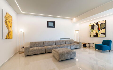 Villa Zafferano: Møbel, Indretning, Gulvbelægning, Væg, Etage, Couch, Loft, Træ, Stue, Belysning
