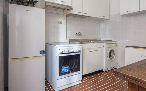 Da Federico, Apartment Genova Brignole: Køkken Apparat, Større Bandage, Gulvbelægning, Køkken, Etage, Træ, Indretning, Cabinetry, Countertop, Husholdningsapparat