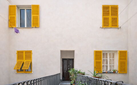 Da Federico, Apartment Genova Brignole: Gul, Væg, Kompositmateriale, Vinduet Dækker, Blomsterkrukke, Metal, Altan, Stueplante, Beton, Vindue Behandling