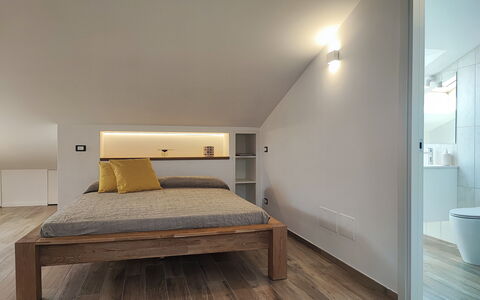 Casa Nadia: Møbel, Indretning, Gulvbelægning, Etage, Væg, Seng, Soveværelse, Trægulve, Træ, Loft