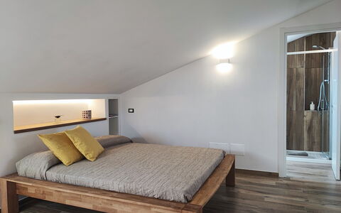 Casa Nadia: Møbel, Indretning, Seng, Gulvbelægning, Etage, Soveværelse, Væg, Træ, Trægulve, Loft