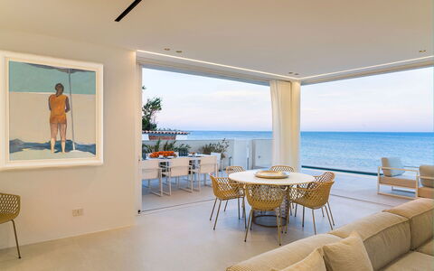 Villa Confini: Møbel, Etage, Indretning, Hav, Lejlighed, Stol, Ocean, Udvej, Kyst, Skygge