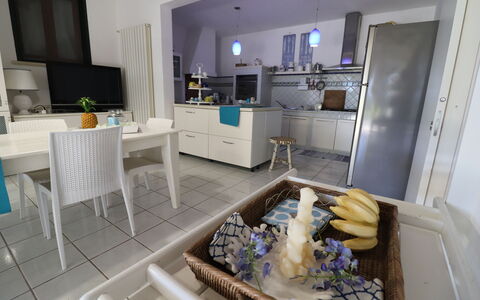 Villa Patrizia Otranto: Deluxe Countryside Retreat: Møbel, Indretning, Gulvbelægning, Etage, Stol, Countertop, Bord, Belysning, Værelse, Køkken